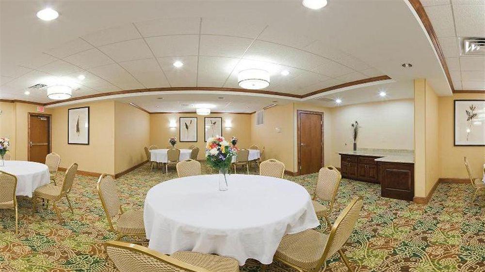 Holiday Inn Express & Suites Fredericksburg By Ihg Exterior foto